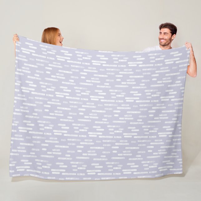 Couverture Polaire Motif Lignes arrondies | Blanc sur Dusty Purple (En situation)