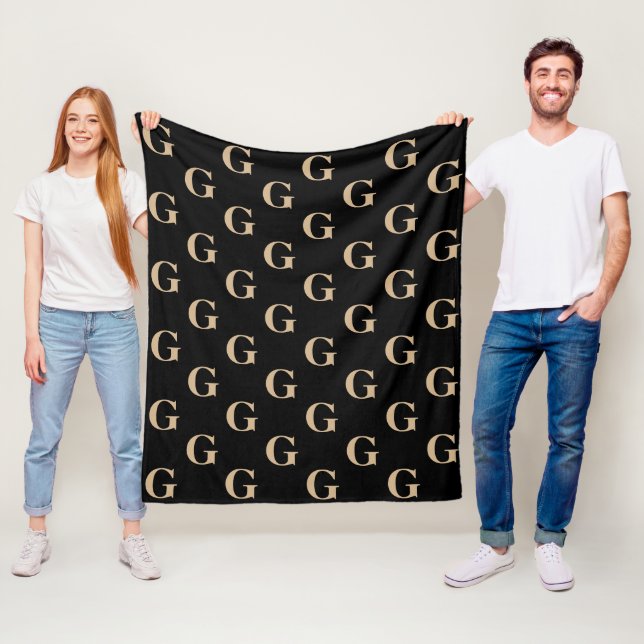 Couverture Polaire Motif Monogramme noir et beige (En situation)