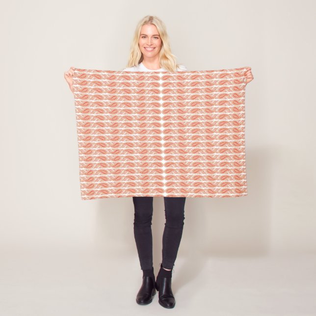 Couverture Polaire motif orange et blanc sur arrière - plan blanc (En situation)