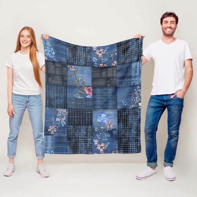 Couverture Polaire Motif Patchwork Floral Indigo | Denim Bohème (En situation)
