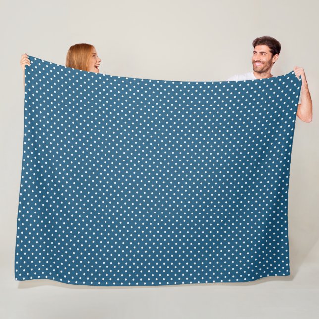 Couverture Polaire Motif Polka bleu foncé et blanc (En situation)