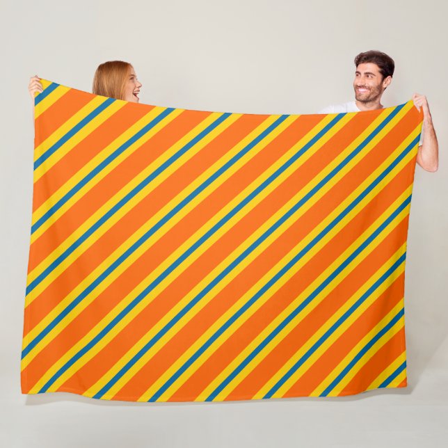 Couverture Polaire Motif rayé bleu, orange et jaune gras (En situation)