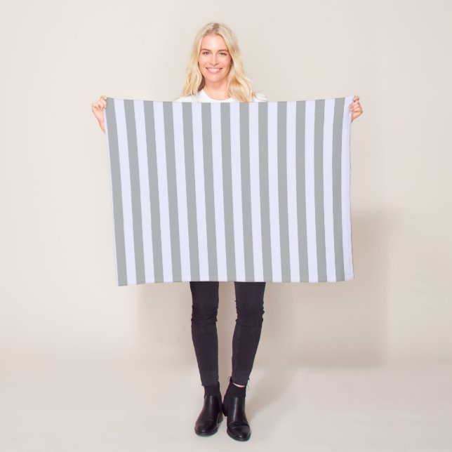 Couverture Polaire Motif rayé en gris et lavande (En situation)