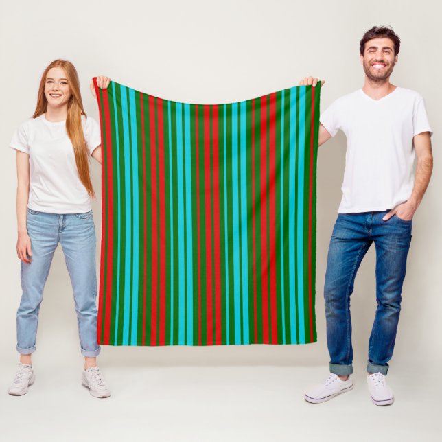 Couverture Polaire Motif rayures vert rouge bleu   (En situation)