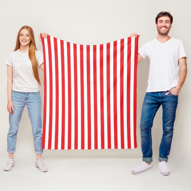 Couverture Polaire Motif rayures verticales rouges et blanches classi (En situation)