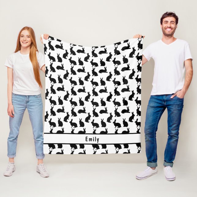 Couverture Polaire Motif simple noir et blanc de lapins et nom (En situation)