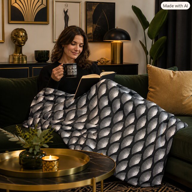 Couverture Polaire Motif Soleil Levant Art Déco Noir et Blanc (A blanket with a white fan art deco motif on a black background.)