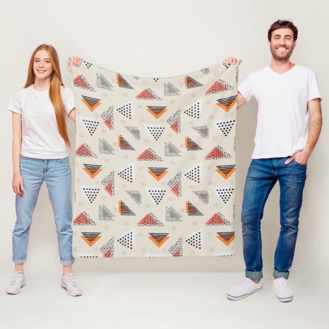 Couverture Polaire Motif tiré par la main de triangle géométrique (En situation)