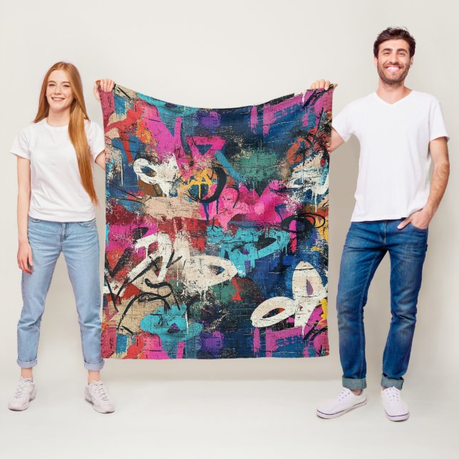 Couverture Polaire Mur graffitié de ville rude rose bleu noir (En situation)