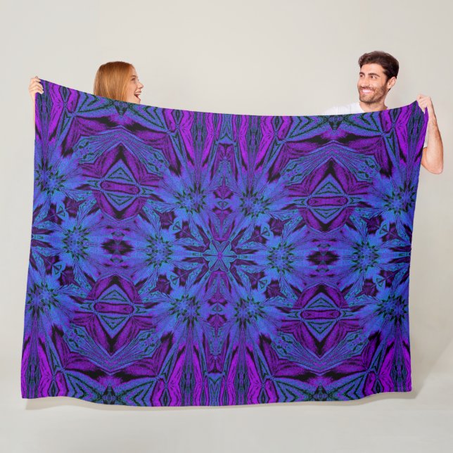 Couverture Polaire Mystique en bleu (En situation)