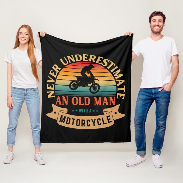 Couverture Polaire Never underestimate an old man with a motorcycle (En situation)