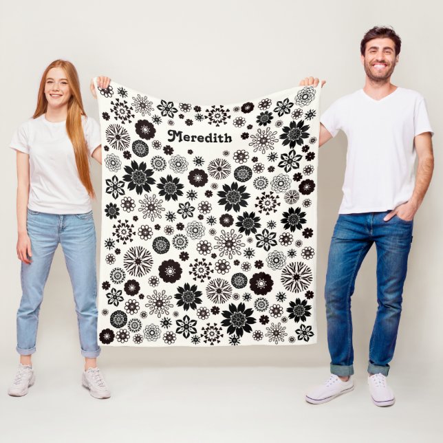 Couverture Polaire Noir et blanc Jolies Fleurs Boho Ajouter votre nom (En situation)