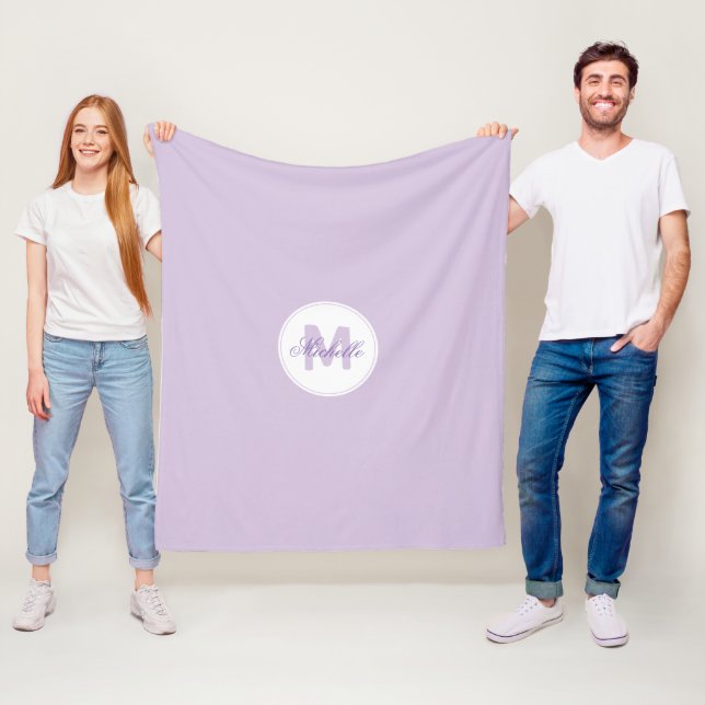 Couverture Polaire Nom Classique Lilas et Médaillon Monogrammé (En situation)