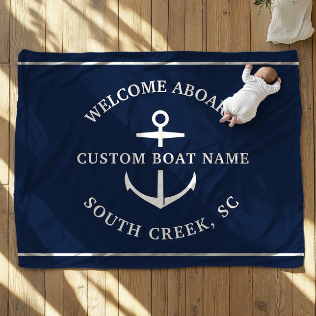 Couverture Polaire Nom de bateau personnalisé moderne Bienvenue à bor (A baby, dressed in white, lies on a navy blue blanket with an anchor motif. Text is Welcome Aboard")