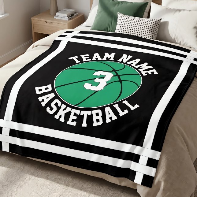 Couverture Polaire Nom de l'équipe de basketball verte & numéro de jo (Personalized green basketball blanket on bed. Great for basketball players, teams and fans.)