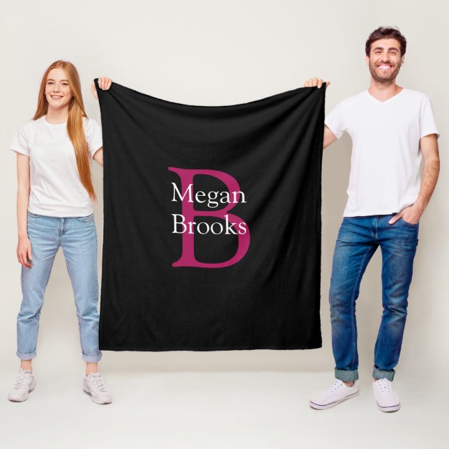 Couverture Polaire Nom et monogramme sur fond noir (En situation)
