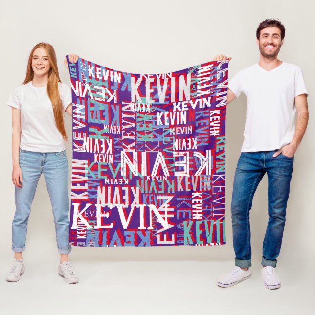 Couverture Polaire Nom KEVIN répété sur couleur violet moderne (En situation)