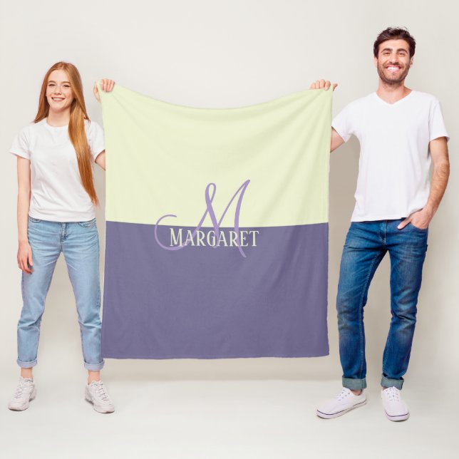 Couverture Polaire Nom personnalisé moderne style violet blanc (En situation)