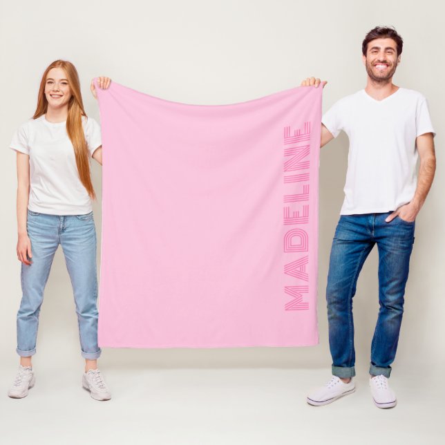 Couverture Polaire Nom personnalisé rose tendance (En situation)
