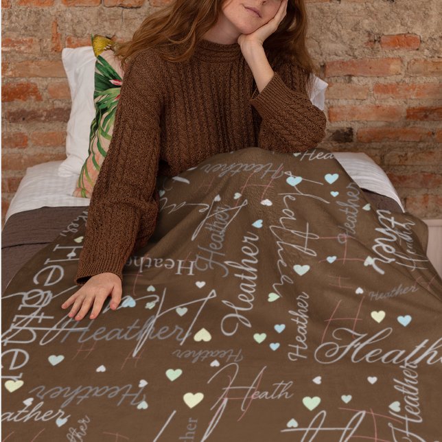 Couverture Polaire noms initiales et coeurs répliqués le long de brun (Créateur téléchargé)