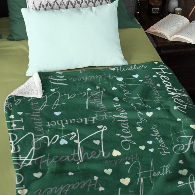 Couverture Polaire Noms Initiales et Coeurs répliqués le long du vert (Créateur téléchargé)