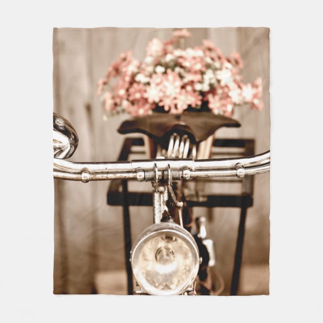 Couverture Polaire Old bicycle and flowers blur in background process (Devant)