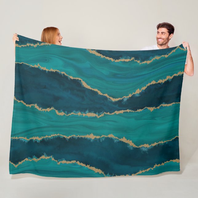 Couverture Polaire Ondes d'agate sarcelle – Marbre abstrait avec or (En situation)