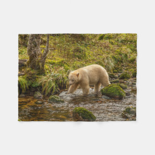 Couverture Polaire Ours blanc fantôme chasse le poisson dans le ruiss