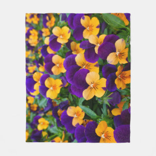 Couverture Polaire Pansy Bloom : Garden Beauty Gros plan.
