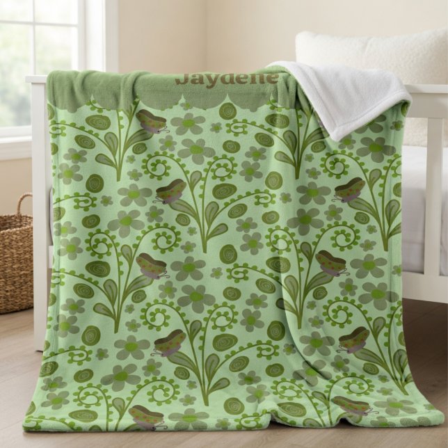 Couverture Polaire Papillons Mignons Et Plantes Teintes De Vert (Butterflies, leafy swirls, and your name on top. This blanket is all about cozy fun.)