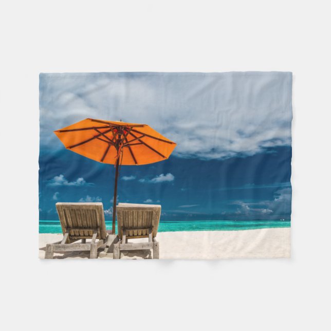 Couverture Polaire Parapluie de Sun sur la plage sablonneuse (Devant (Horizontal))