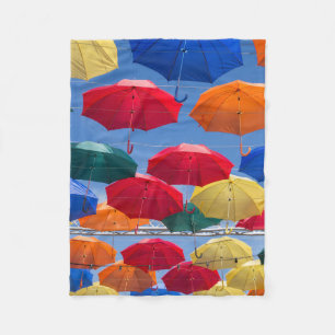 Couverture Polaire Parapluies colorées dans le ciel bleu orange rouge