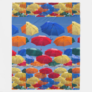 Couverture Polaire Parapluies colorées dans le ciel bleu orange rouge