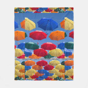 Couverture Polaire Parapluies colorées dans le ciel bleu orange rouge