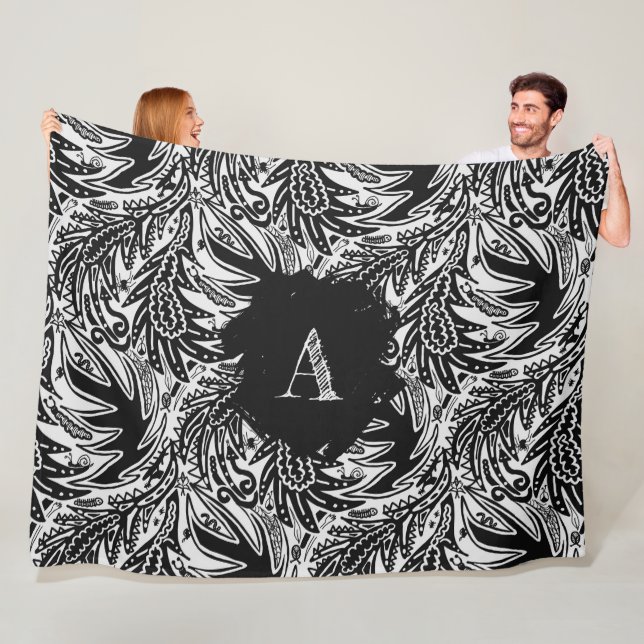 Couverture Polaire Parmi les feuilles monogramme noir et blanc (En situation)