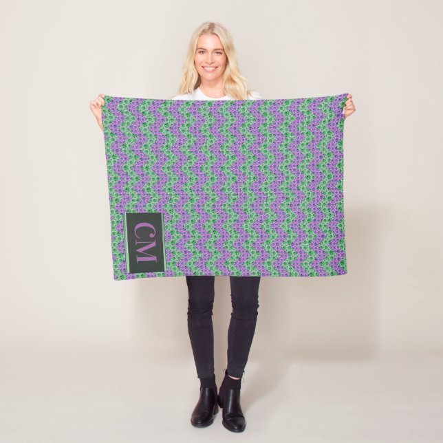 Couverture Polaire Parties scintillant rose et vert monogramme Chevro (En situation)