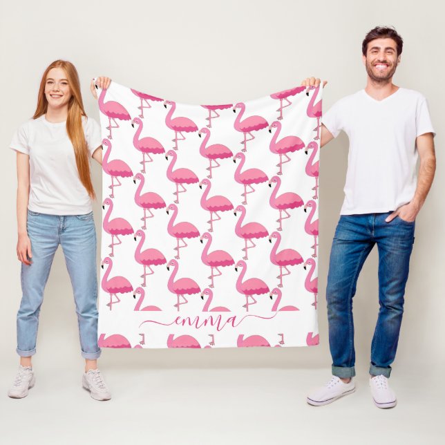 Couverture Polaire Patch de Flamant rose personnalisé avec nom person (En situation)