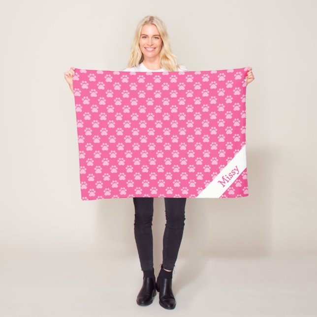 Couverture Polaire Patte de chat rose et blanc avec nom personnalisé (En situation)