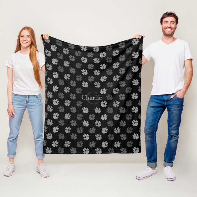 Couverture Polaire Pattes grises sur fond noir avec monogramme et nom (En situation)