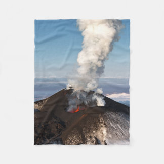 Couverture Polaire Paysage pittoresque : vue d'éruption de volcan