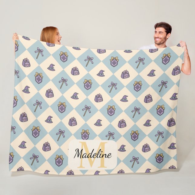 Couverture Polaire Personalized Wizard School Blue Monogram Name (En situation)
