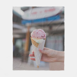 Couverture Polaire Personne tenant de la crème glacée à la fraise