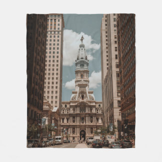 COUVERTURE POLAIRE PERSONNES MARCHANT DANS LA RUE PRÈS DES BÂTIMENTS 