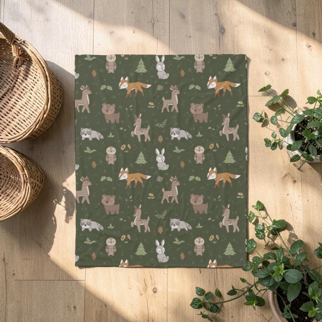 Couverture Polaire Petites créatures endormies de la forêt verte (A woodland critter themed baby blanket in forest green laid out on a natural wood floor.)