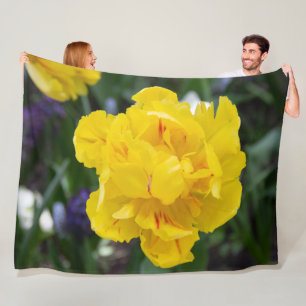 Couverture Polaire Petites tulipes jaunes dans le jardin