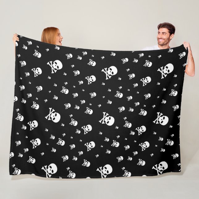 Couverture Polaire Petits crânes de pirates blancs sur fond noir (En situation)