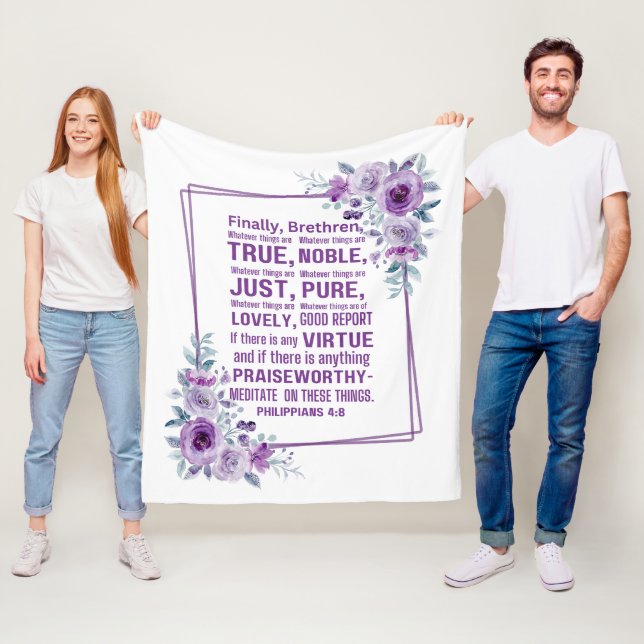 Couverture Polaire Philippiens 4:8 Noble Bible Verse Violet Floral (En situation)