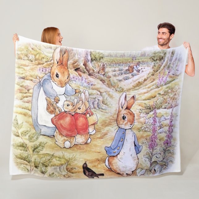 Couverture Polaire Pierre le lapin avec Joséphine Bunny dans les bois (En situation)