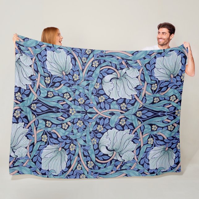 Couverture Polaire Pimpernel Blue, William Morris (En situation)