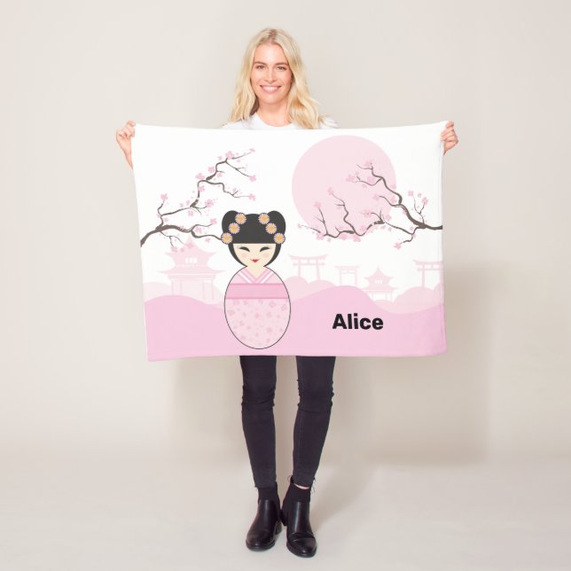 Couverture Polaire Pink Kokeshi Doll Typical Japanese Landscape (En situation)